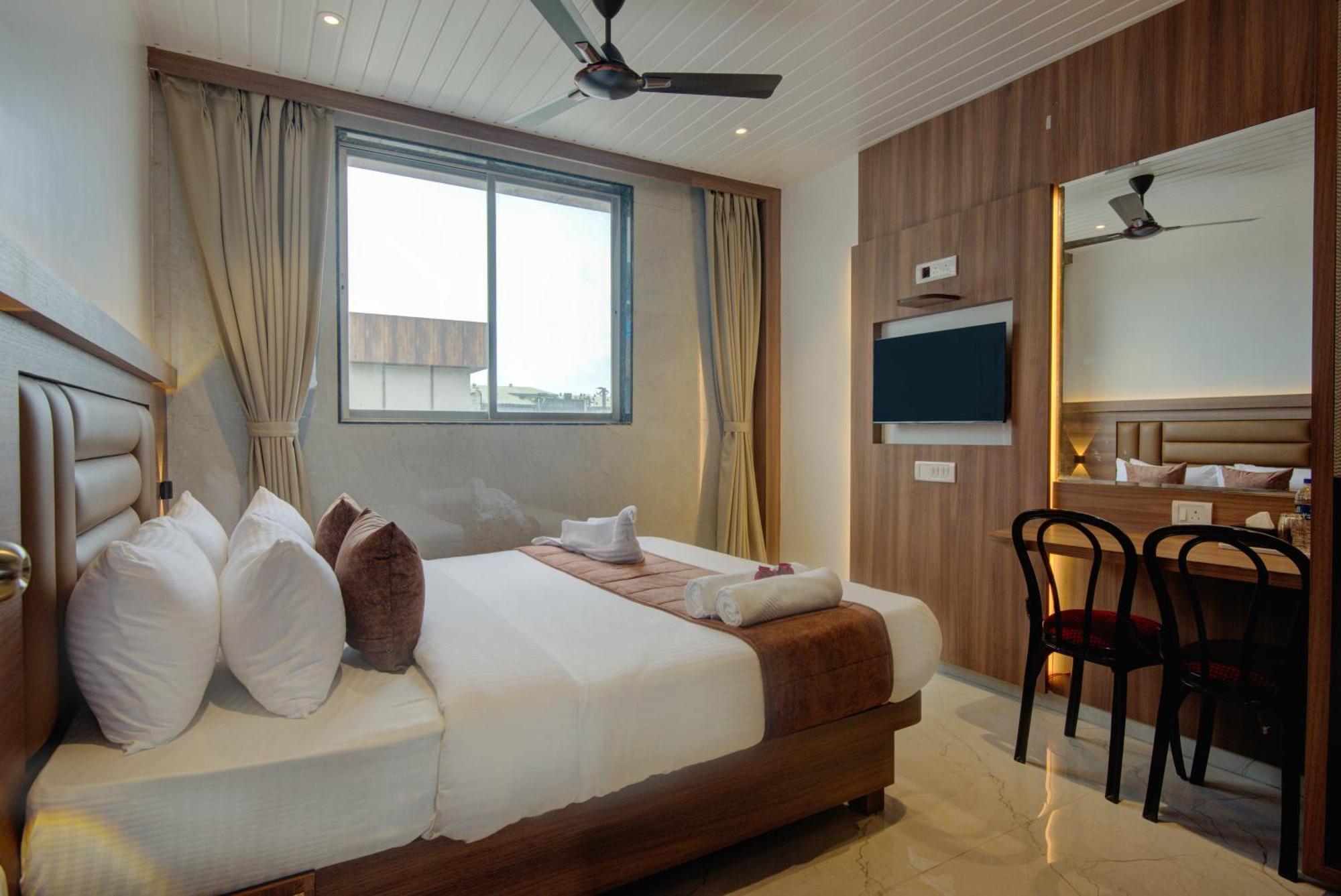 Hotel Galaxy Inn Navi Mumbai Esterno foto